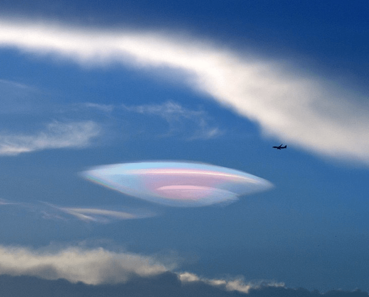 6 giant-multicolor-ufo-shaped-lenticular-cloud