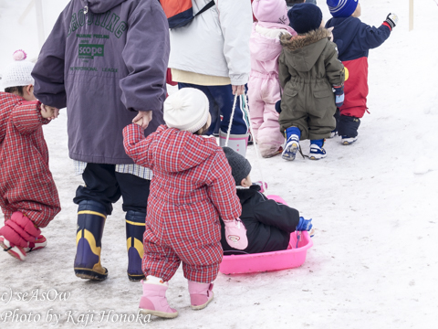 雪まつり会場をお散歩する子供たち