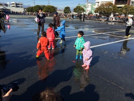 水たまりで遊ぶ子供たち (1)