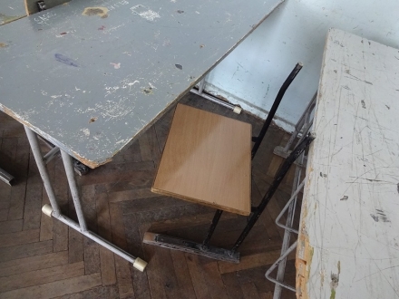 古い机と椅子３