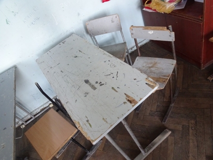 古い机と椅子２