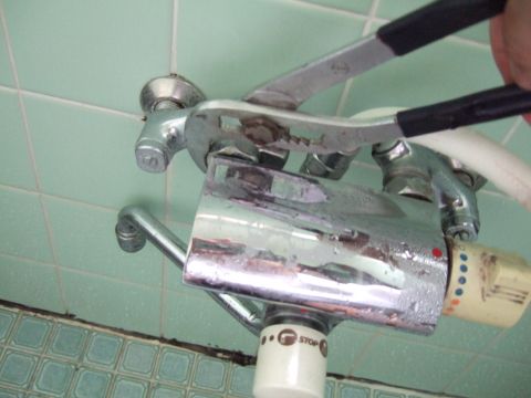 シャワー混合水栓を総とっかえしてしまいます。ハンドルが固くなってしまって、子どもがハンドルを回すのも一苦労だったんです。