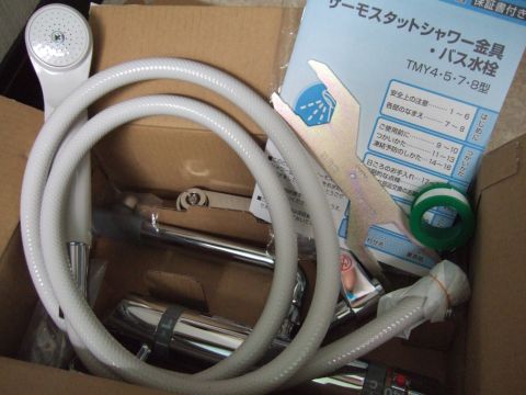 買ってきた「サーモスタットシャワー金具・バス水栓」です。シールテープと、スパナ型の工具付き。