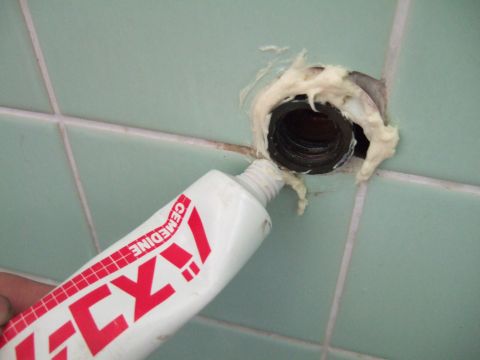 取付脚と壁の隙間を塞ぐための浴室用充てん補修材（防水シール剤／商品名：バスコーク）をネジ穴周りに盛っておきます。