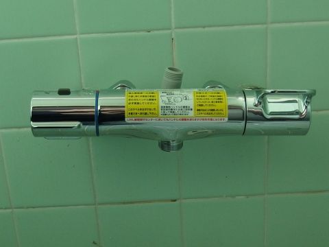 取り付けたシャワー混合水栓は最初、右側が下がるように傾けて取付けます。