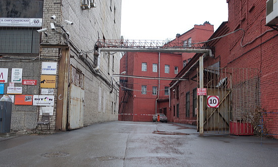 コズロフさんの工房ビルの入口