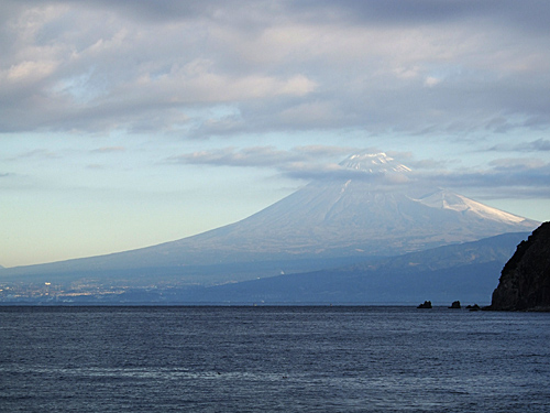 寒そうな富士山