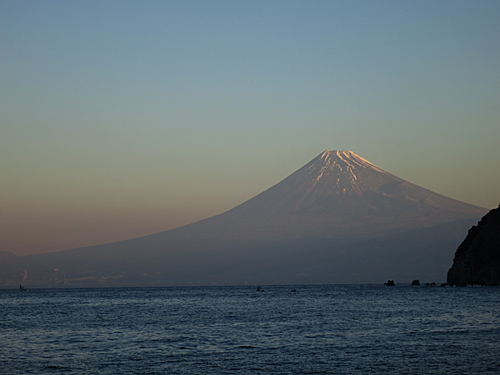 朝日差し込む富士山