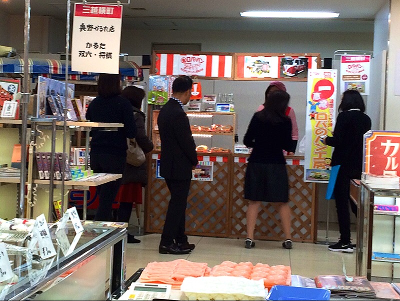 昭和レトロ博覧会　２９日　ロバのパン屋さんの行列