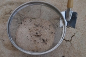 篩を使った採集方法　砂を入れる