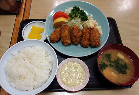 この冬初の牡蠣フライと昨日に引き続き東京天ぷらは立ち食いそばでも旨い（日本一周旅233日目）