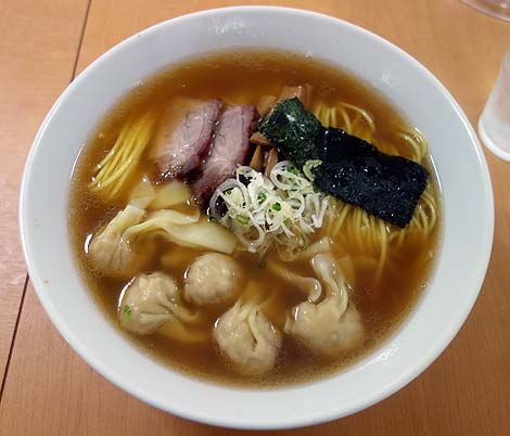 晴れた！んじゃ初めて沖縄本島の東岸にでも行きますか♪ワンタン・麺・スープ全て自家製のワンタンメン（日本一周旅280日目）
