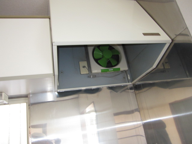 埼玉県所沢市　空き室賃貸物件原状回復　２ＤＫ全体ハウスクリーニング　キッチン換気扇清掃　作業完了後　１