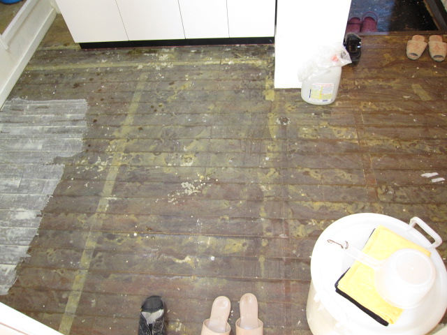 東京都杉並区　ビル賃貸物件原状回復　キッチン・洗面所・玄関土間床ＣＦクッションフロアー張替え　作業風景　１