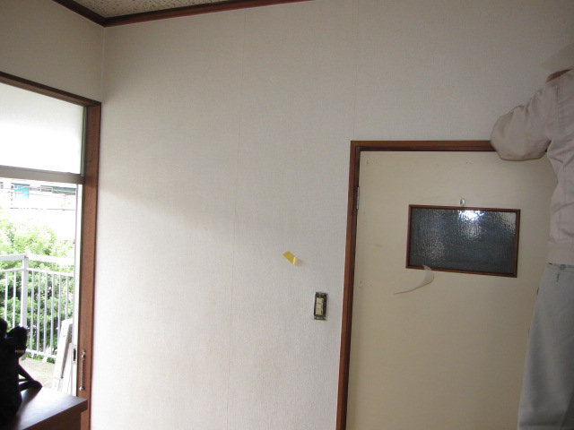 埼玉県所沢市　空き室賃貸物件原状回復２ＤＫクロス張替え　リビング壁一面アクセントクロス施工　作業前　１