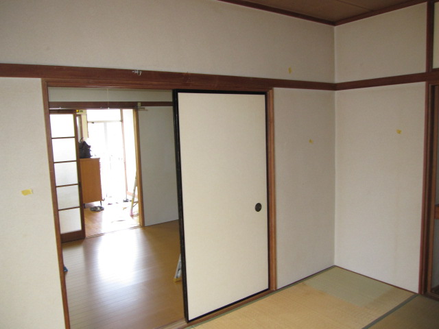 埼玉県所沢市　空き室賃貸物件原状回復２ＤＫクロス張替え　和室　作業前　１