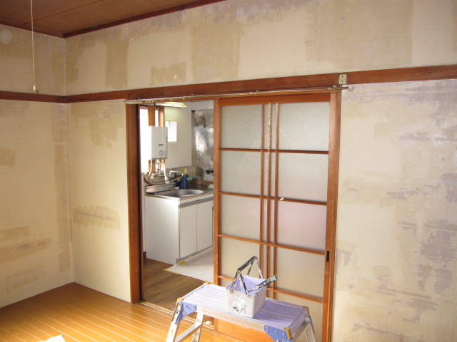 埼玉県所沢市　空き室賃貸物件原状回復２ＤＫクロス張替え　塗り壁下地処理：シーラー塗り　作業風景　１