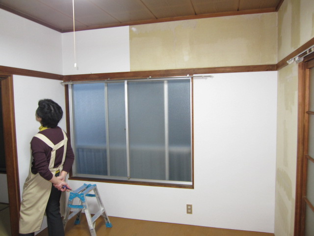 埼玉県所沢市　空き室賃貸物件原状回復２ＤＫクロス張替え　作業風景　１