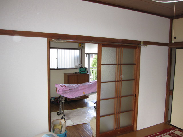 埼玉県所沢市　空き室賃貸物件原状回復２ＤＫクロス張替え　洋室　作業完了後　２