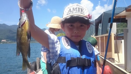 20150809-53-子供釣り教室実釣ありがたや桟橋ギル釣る男子1.JPG