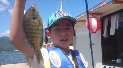 20150809-57-子供釣り教室実釣ありがたや桟橋ギル釣る男子3.JPG