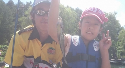 20150809-59-子供釣り教室実釣ありがたや桟橋ギル釣る男子4.JPG