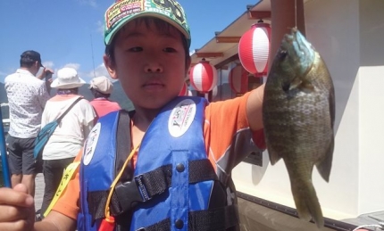 20150809-61-子供釣り教室実釣ありがたや桟橋ギル釣る男子5.JPG