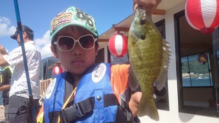 20150809-63-子供釣り教室実釣ありがたや桟橋ギル釣る男子7.JPG
