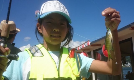 20150809-66-子供釣り教室実釣ありがたや桟橋ギル釣る女子4.JPG
