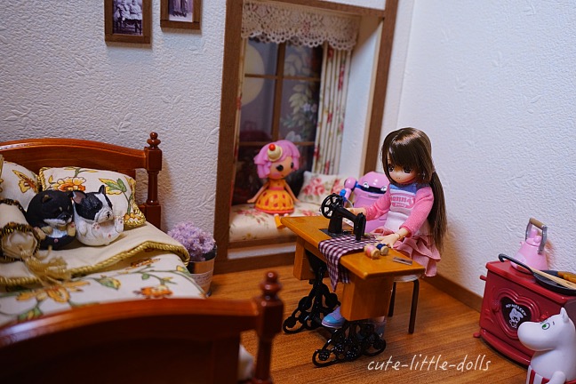 Himeno in dollhouse with sewing machine DSC08224_Fotor