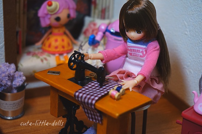 Himeno with sewing machineDSC08235_Fotor