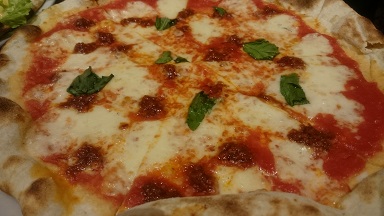 ナポリの辛い挽肉サラミの入ったピッツァ